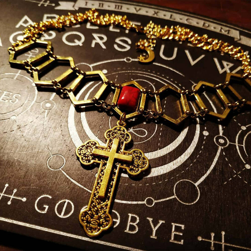 Wonderland MC Necklace Golden Medieval Cross - Image 2
